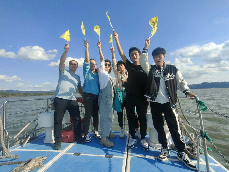 Team building ob jezeru Dongqian v Ningboju